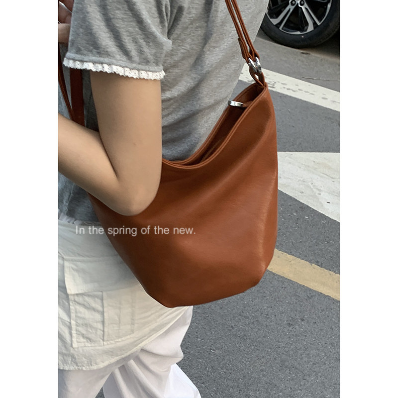 韩国小众腋下包包女2024新款时尚简约手提水桶包高级感百搭单肩包,箱包皮具/热销女包/男包,水桶包,淘宝优惠券,粉丝福利购,淘宝优惠卷