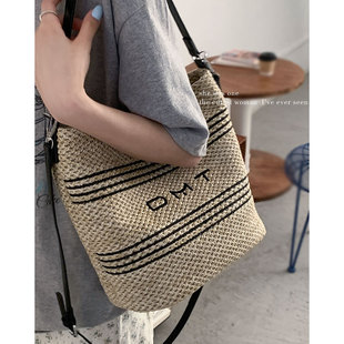 度假风草编包包女2025新款潮时尚字母水桶包简约大容量单肩编织包