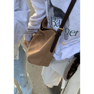 秋季复古鹿皮绒水桶包包女2024新款潮韩国小众腋下包大容量托特包