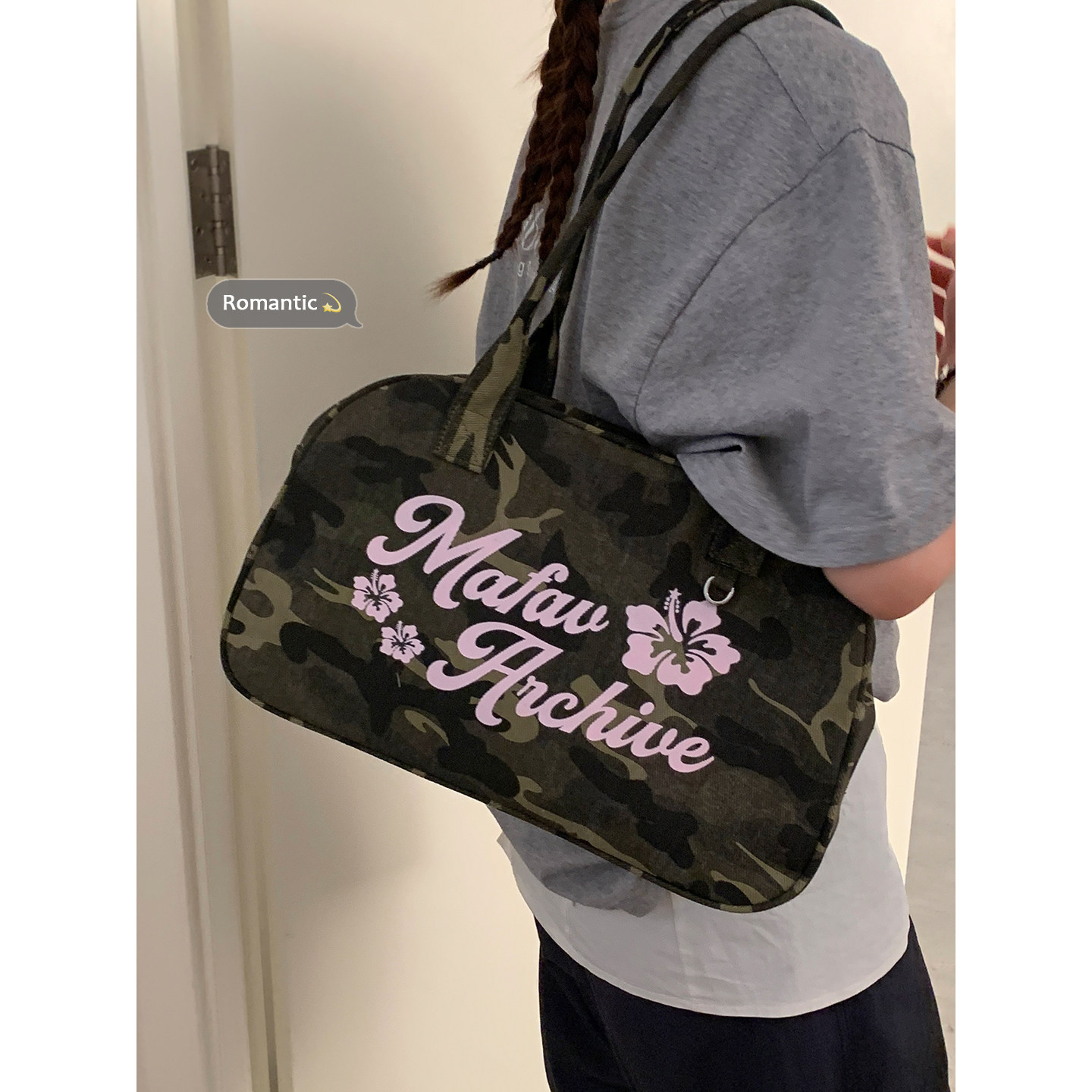 字母迷彩帆布包包女2026新款潮时尚韩国手提保龄球包单肩腋下包