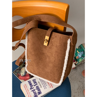 复古麂皮绒毛绒包包女冬季2025新款潮时尚韩版水桶包百搭斜挎包