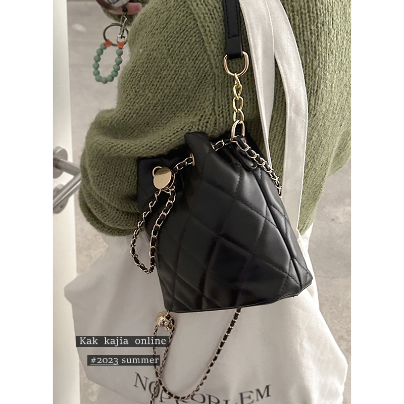 卡乐儿小香风手提菱格链条水桶包