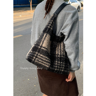 秋冬毛呢格子包包女2025新款潮学院风托特包懒散风大容量腋下包