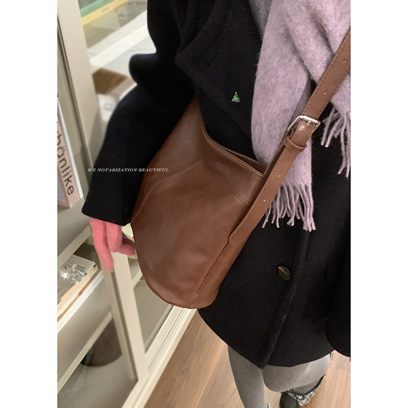 卡乐儿单肩斜挎大容量水桶包