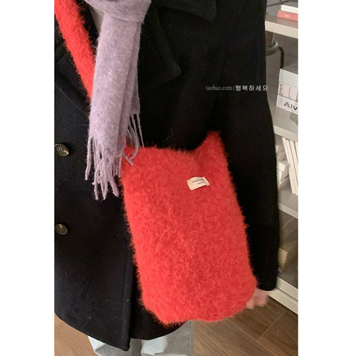 卡乐儿学院风毛呢水桶包