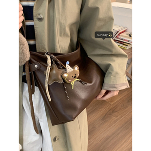 复古大容量斜挎包包女2025新款潮时尚韩国水桶包单肩托特包