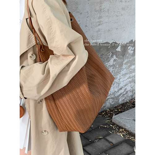 秋冬复古大容量包包女式2025新款时尚通勤单肩包小众百搭托特包