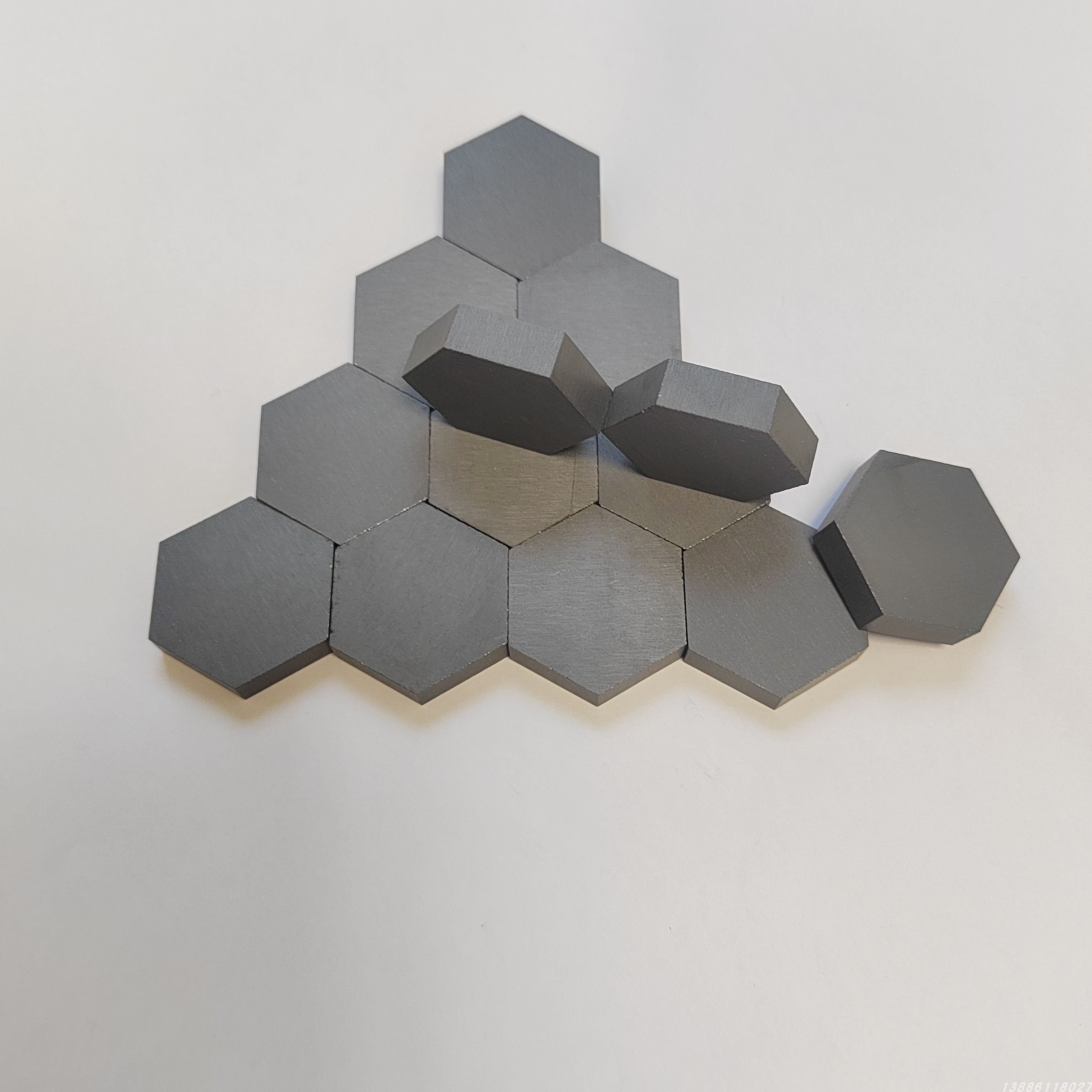 热压六边形碳化硼防弹片六方碳化硼陶瓷片b4c六角防护板防弹插板