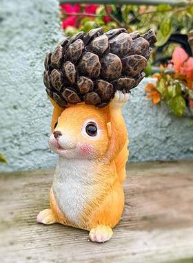 小松鼠举松果装饰摆件台面布置造景动物书桌电视柜家居摆设创意