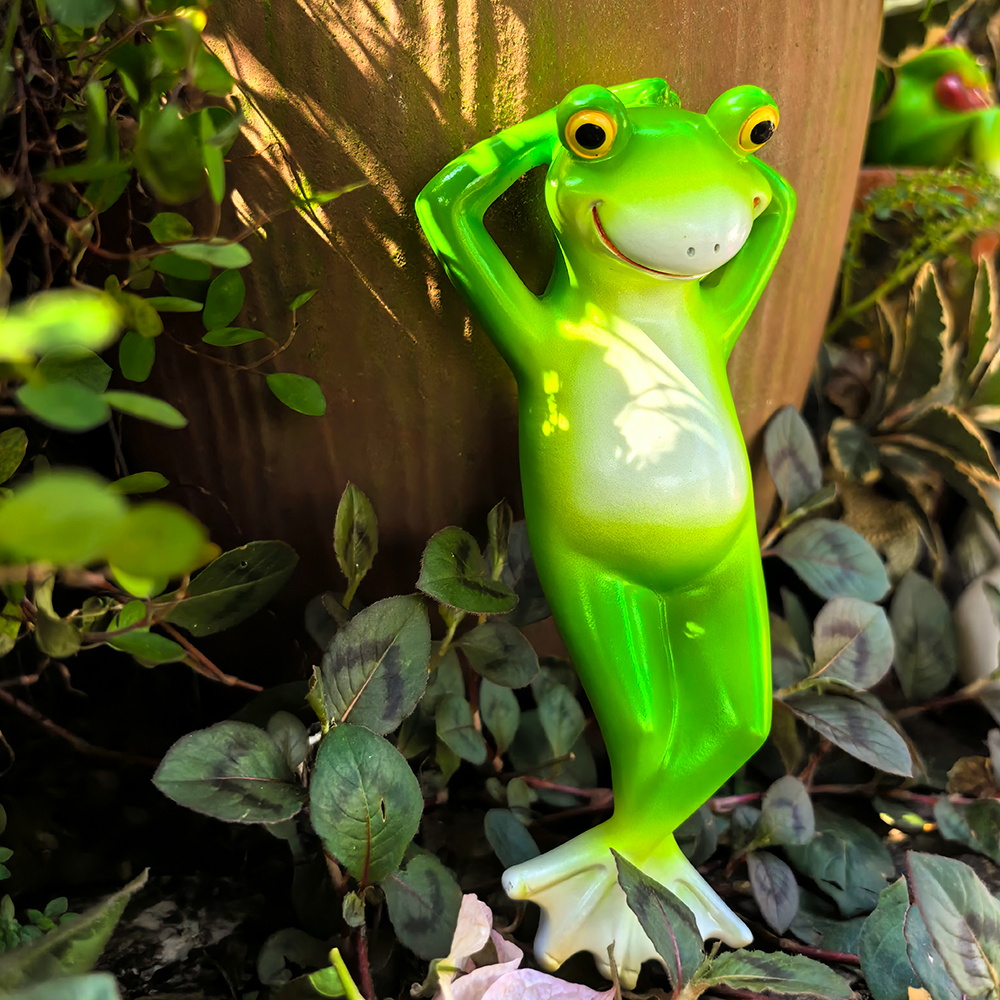 治愈系躺平靠墙青蛙摆件