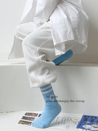 22ss欧洲站走秀三杠字母联名条纹时尚复古纯色黑白ins运动中筒袜