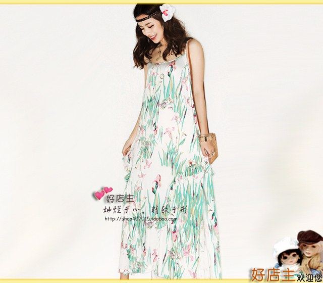 蛮长的一款连衣裙(对于163cm的身高大致在脚踝上面点点)，整个裙子是呈现A字型的(但下摆的A字张了不是很大)，下摆旋转的荷叶花边和兰花的印花很有女人味。裙子两侧是有开叉设计的，不过因为裙摆还是有些大的，所以开叉的设计若隐若现，有小性感又丝毫不夸张^_^。仿府绸的面料，很轻软，但却是很好打理的！