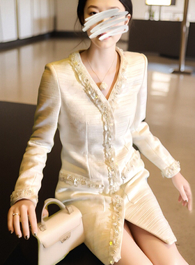 2024春款白色精致订珠花朵V领长袖连衣裙收腰显瘦小香风礼服裙子