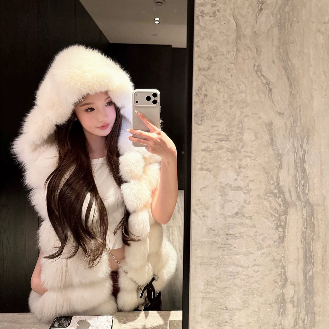 PRISCA/25aw 炒暖和宽松坑条白色连帽环保皮草毛毛马甲外套女