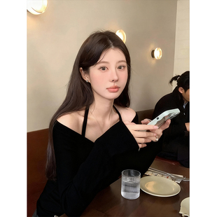 纯欲黑色一字肩挂脖针织衫女秋冬小香风修身内搭打底毛衣露肩上衣