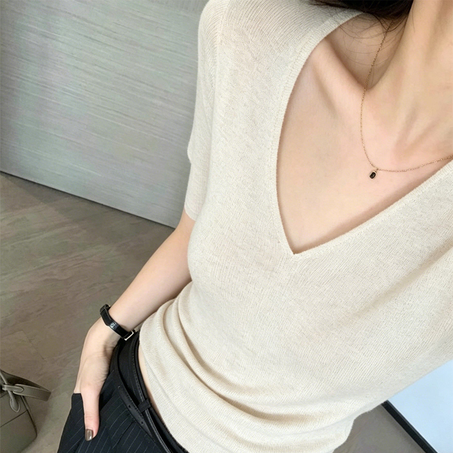 法式杏色v领冰丝针织短袖t恤女夏老钱风穿搭修身收腰高端小资上衣