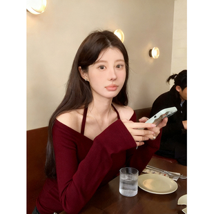 高级感红色挂脖一字肩针织打底衫女秋冬修身内搭毛衣露肩性感上衣