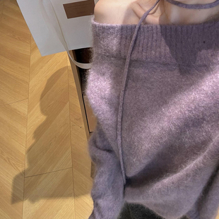 高级感紫色挂脖一字肩毛衣女秋冬韩系宽松软糯针织衫外穿露肩上衣