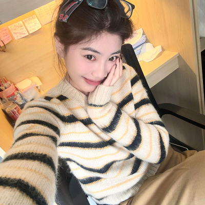 巨好看条纹圆领毛衣软糯针织上衣