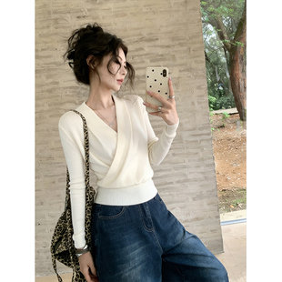 设计感白色v领交叉针织衫女春季高级感收腰显瘦内搭打底长袖上衣