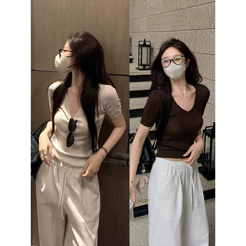 白色v领冰丝针织短袖女夏季老钱风正肩修身半袖t恤高级感薄款上衣