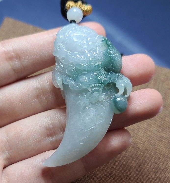 霸气威武龙牙翡翠吊坠男女款缅甸天然a货飘兰花玉雕大师之作 孤品