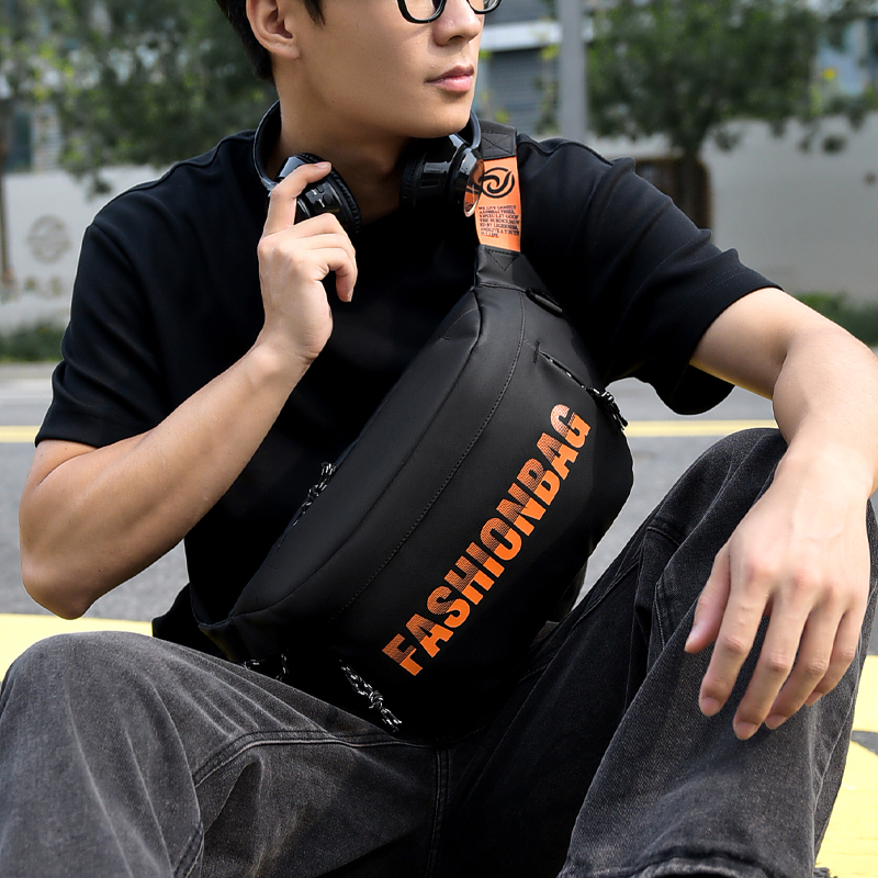 维鲁斯男士斜挎包字母胸包休闲潮牌大容量防水单肩包运动青年包邮