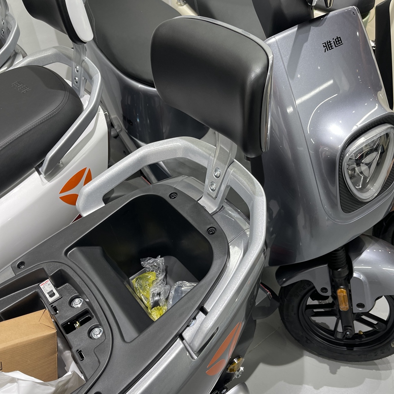 适用于雅迪电动车欧陆后靠背总成后尾翼铝合金后扶手后靠椅腰靠架