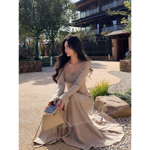 12/23 10AM徐琳「温婉月光」羽毛蕾丝燕麦色v领坑条针织伞裙套装