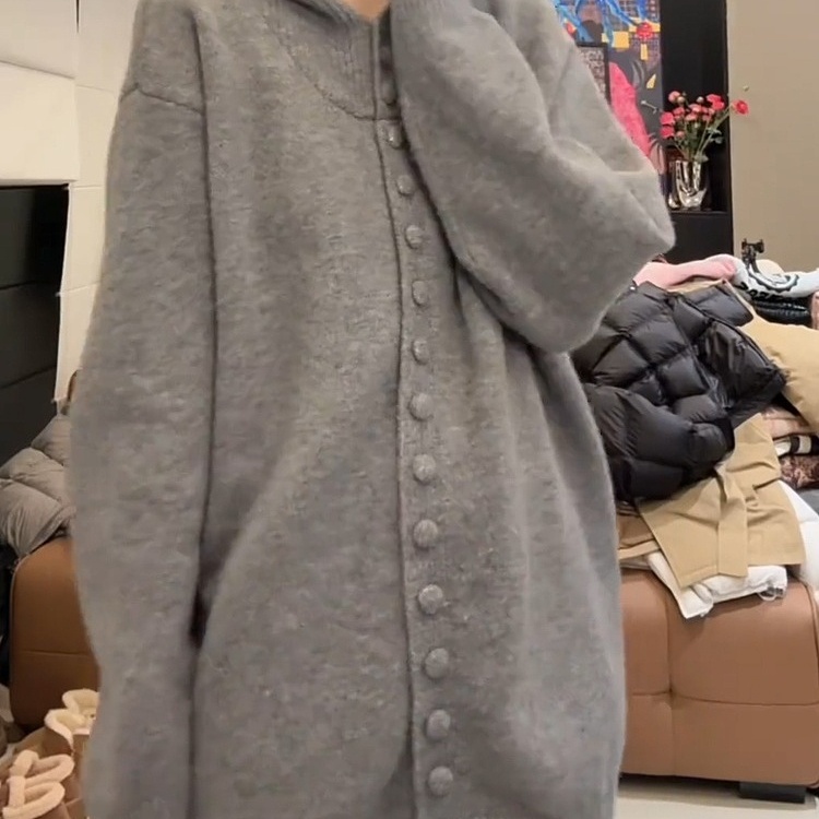 灰色慵懒风软糯连帽毛衣女士2025春季新款时尚单排扣针织开衫上衣