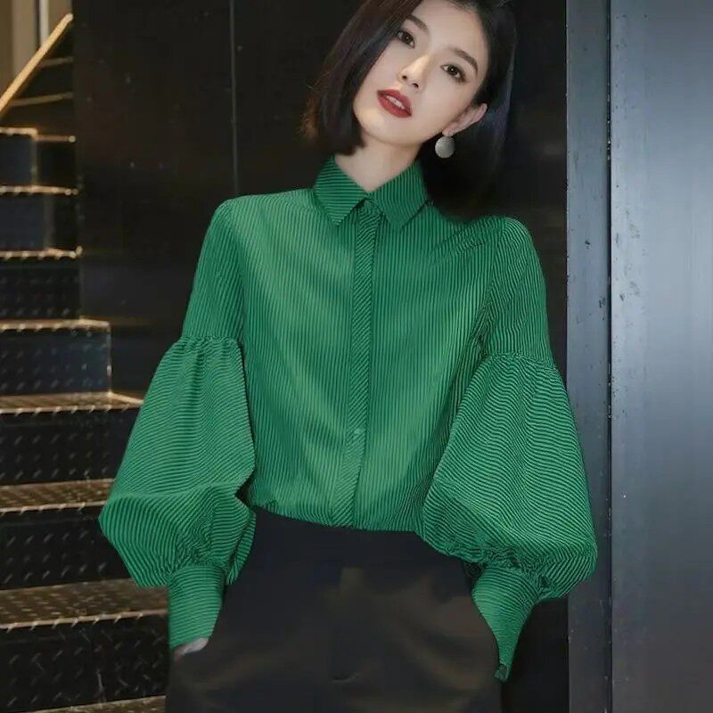 2026秋季新款长袖条纹衬衫上衣女韩版宽松灯笼袖设计感洋气衬衣潮
