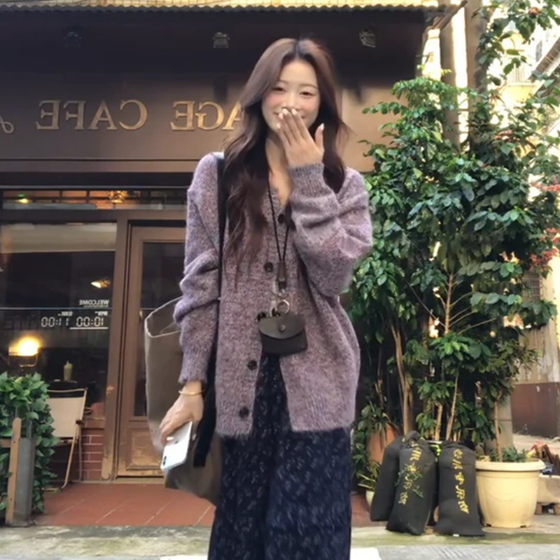 2025秋季新款时尚高级感长袖宽松巨好看的紫色针织开衫毛衣外套潮