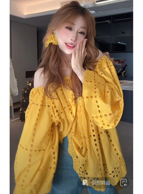韩系穿搭蕾丝一字肩衬衫2025夏季新款黄色别致宽松镂空灯笼袖上衣