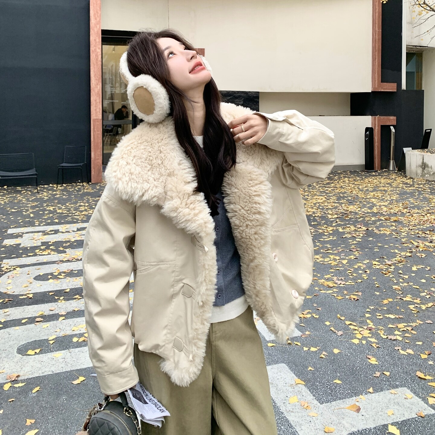 2025冬季新款韩版毛绒翻领短外套女冬季保暖设计感皮草派克羽绒服,女装短外套,慧峰