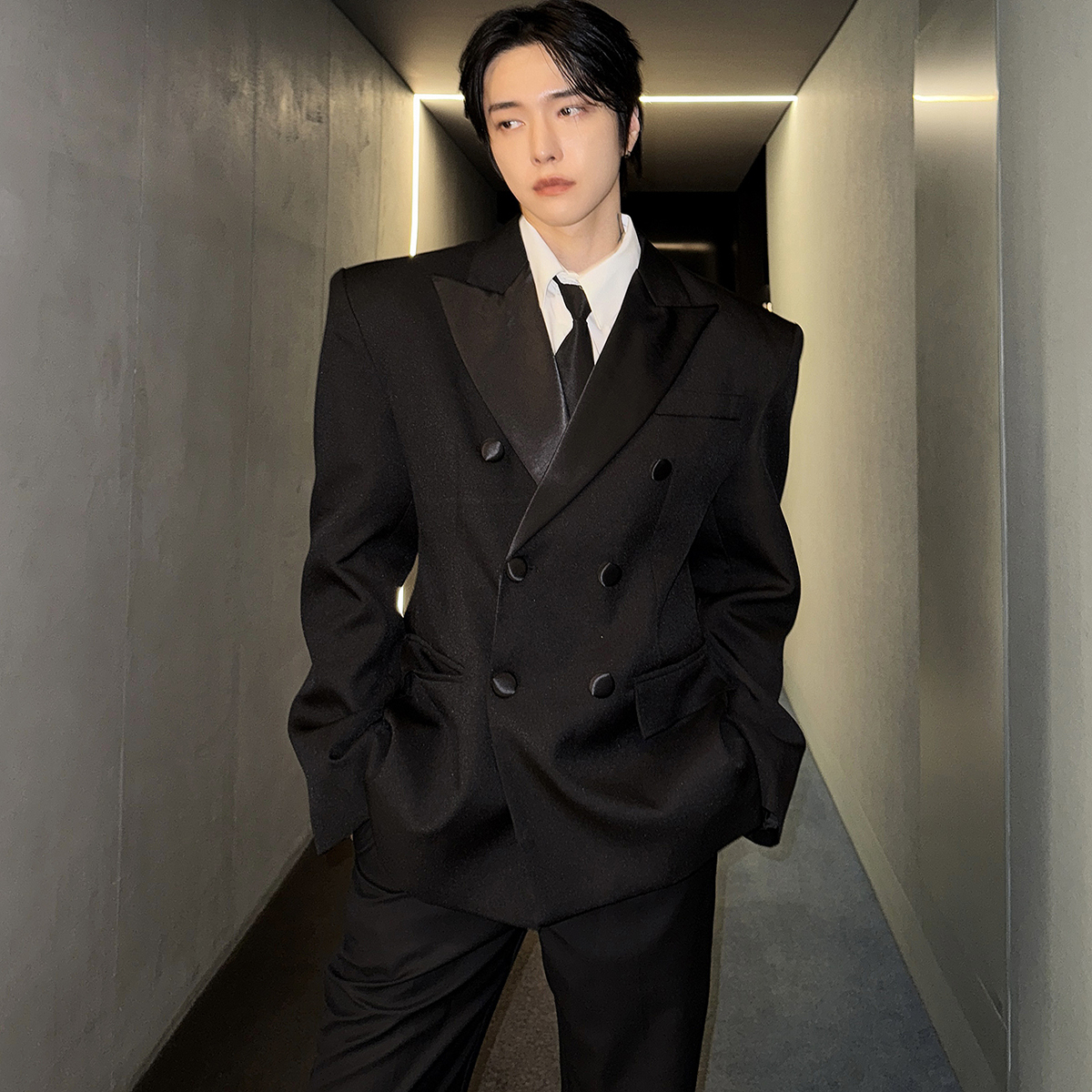 高级感戗驳领收腰宽松型垫肩西装