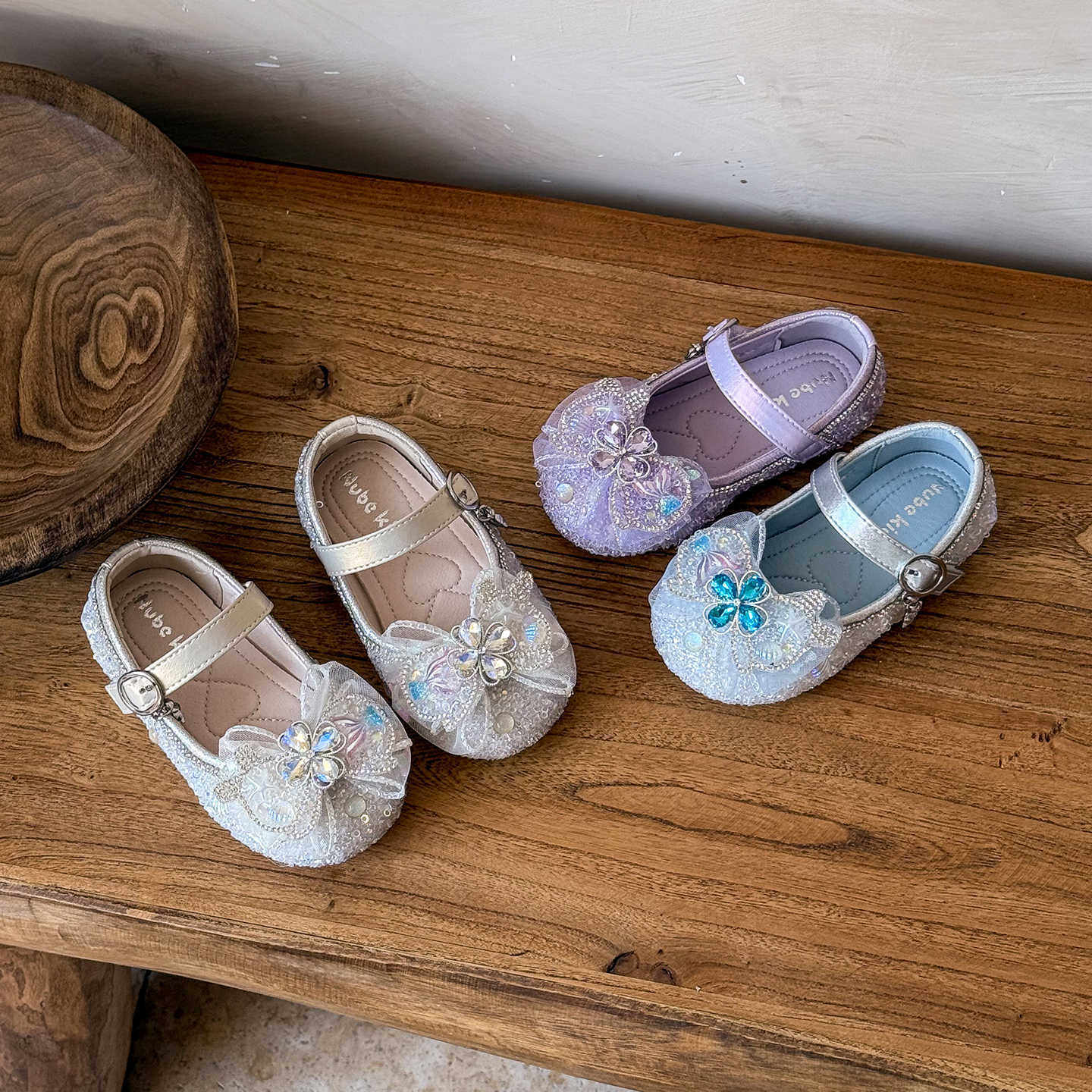 女童公主鞋春秋季2026新款儿童舞蹈鞋宝宝亮片防滑软底演出水钻鞋