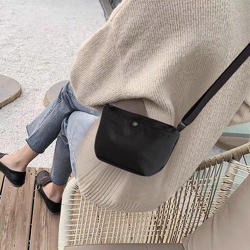 超火小包包女式2025新款手机小挎包休闲轻便水桶斜挎包百搭帆布包