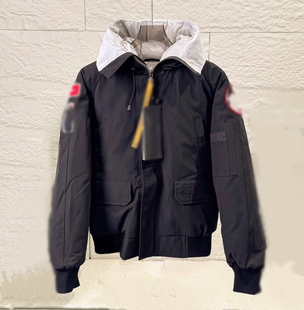 三方联名款黑色短款飞行羽绒夹克滑雪服带帽羽绒服男女袖标肩带