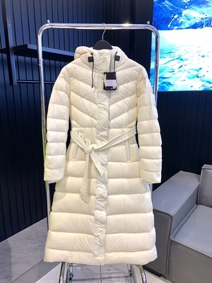 米白色摩登长款女士连帽收腰羽绒服 腰带束腰羽绒服大衣女款