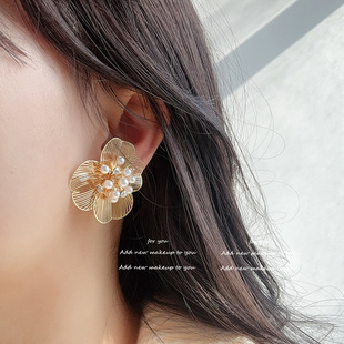冬季新款优雅且温柔线条感镂花朵耳钉夸张设计独特小众范耳饰