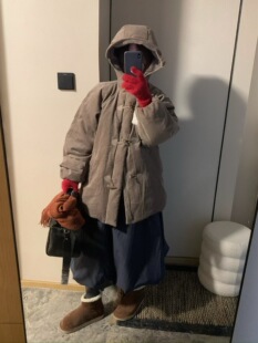 Montague2025冬季新款简约百搭连帽牛角扣羽绒服