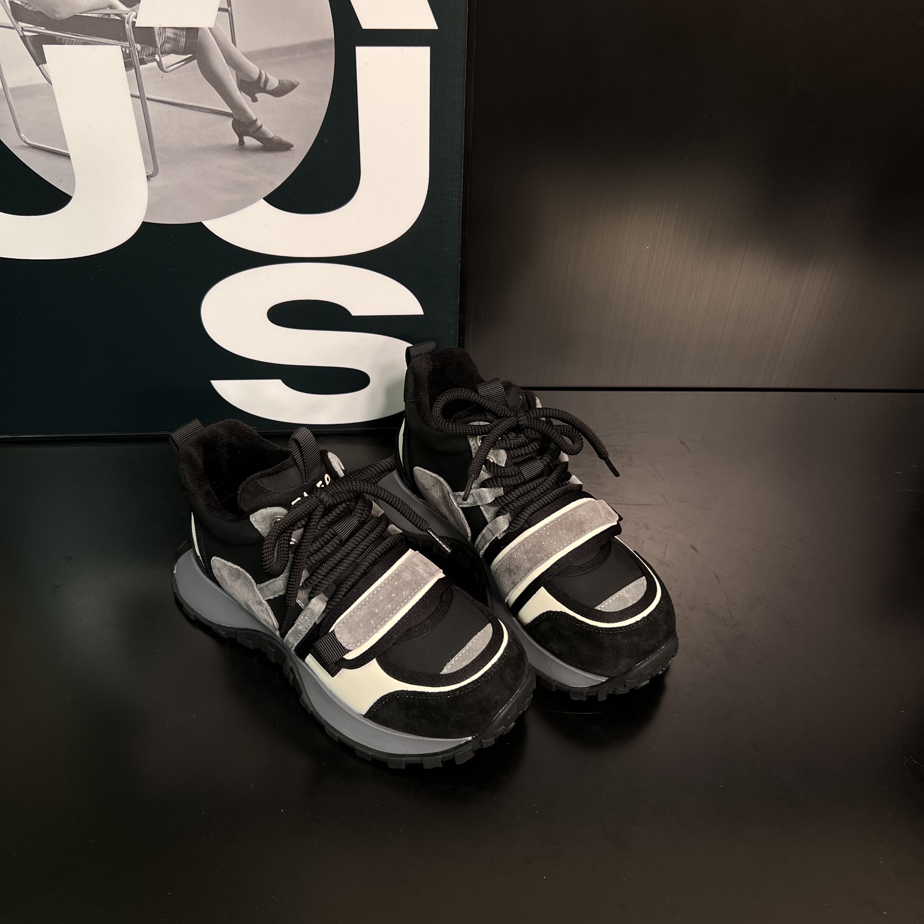 校园百搭运动鞋2025新款女款加绒爆款轻便软底不累脚休闲舒适