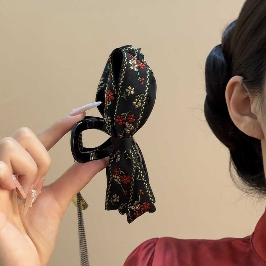 黑底碎花刺绣结抓夹复古杏吊坠