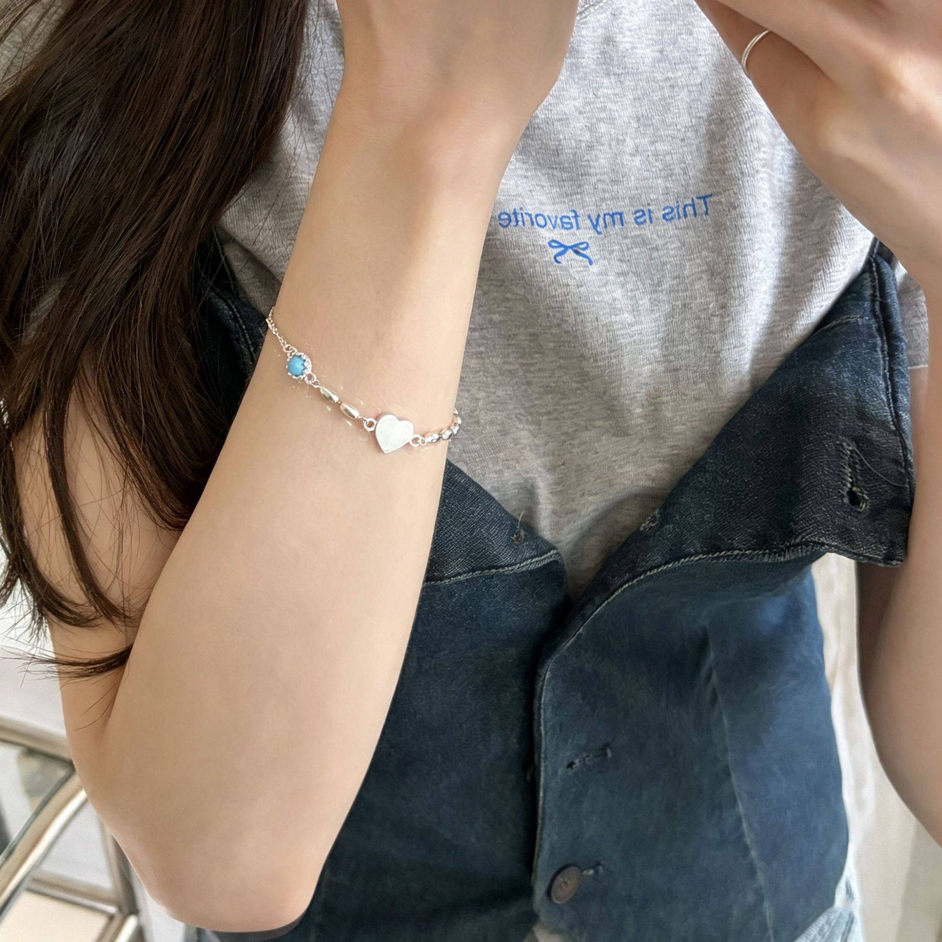 显白清冷时尚小众蓝色爱心感手链女个性设计温柔圆珠百搭手饰女