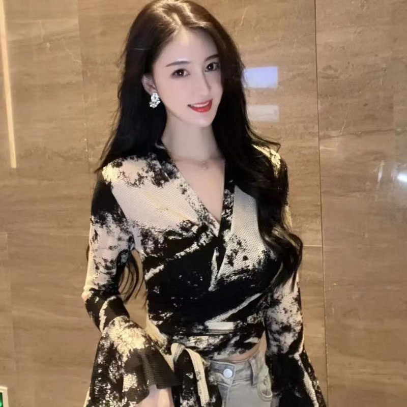 2022欧货新款蕾丝印花v领洋气小衫气质漂亮短款喇叭袖绑带上衣女