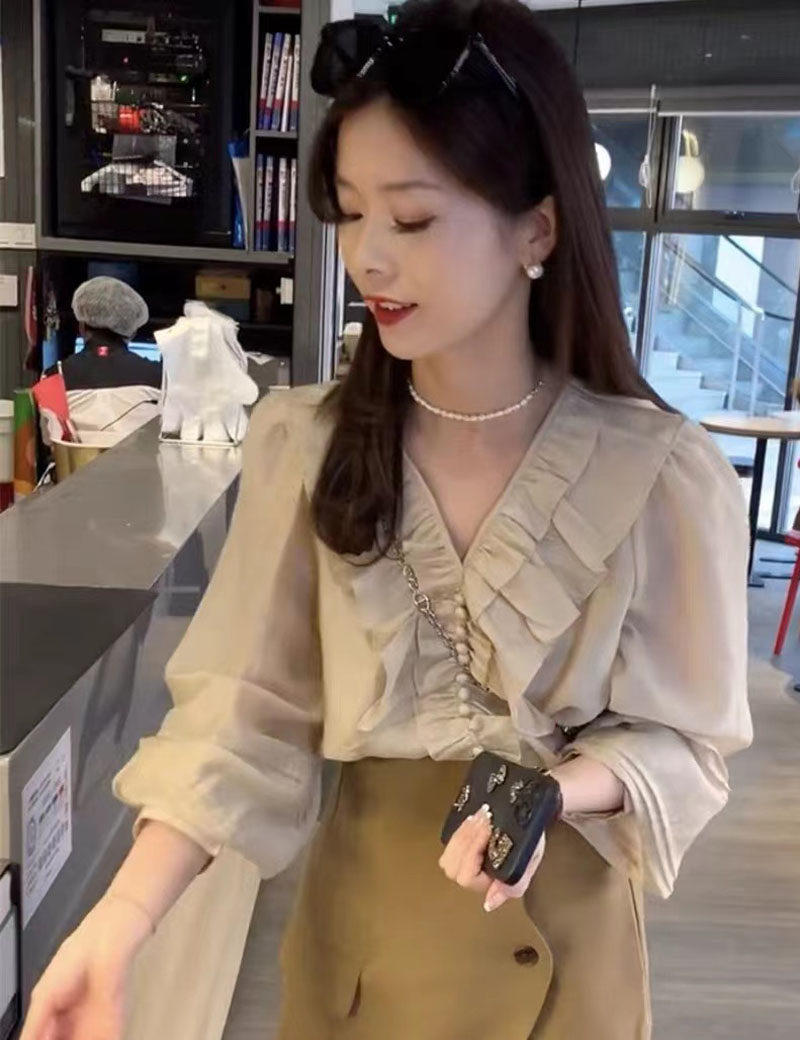 蕾丝v领泡泡袖上衣女设计感小众气质2022年流行别致减龄漂亮小衫