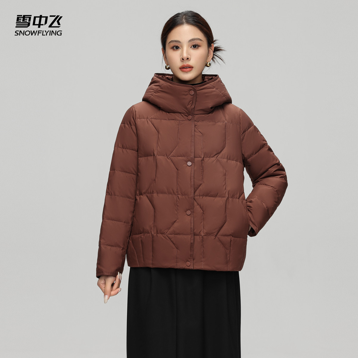 雪中飞2025冬新款女士短款连帽羽绒服妈妈款简约时尚纯色暖御寒