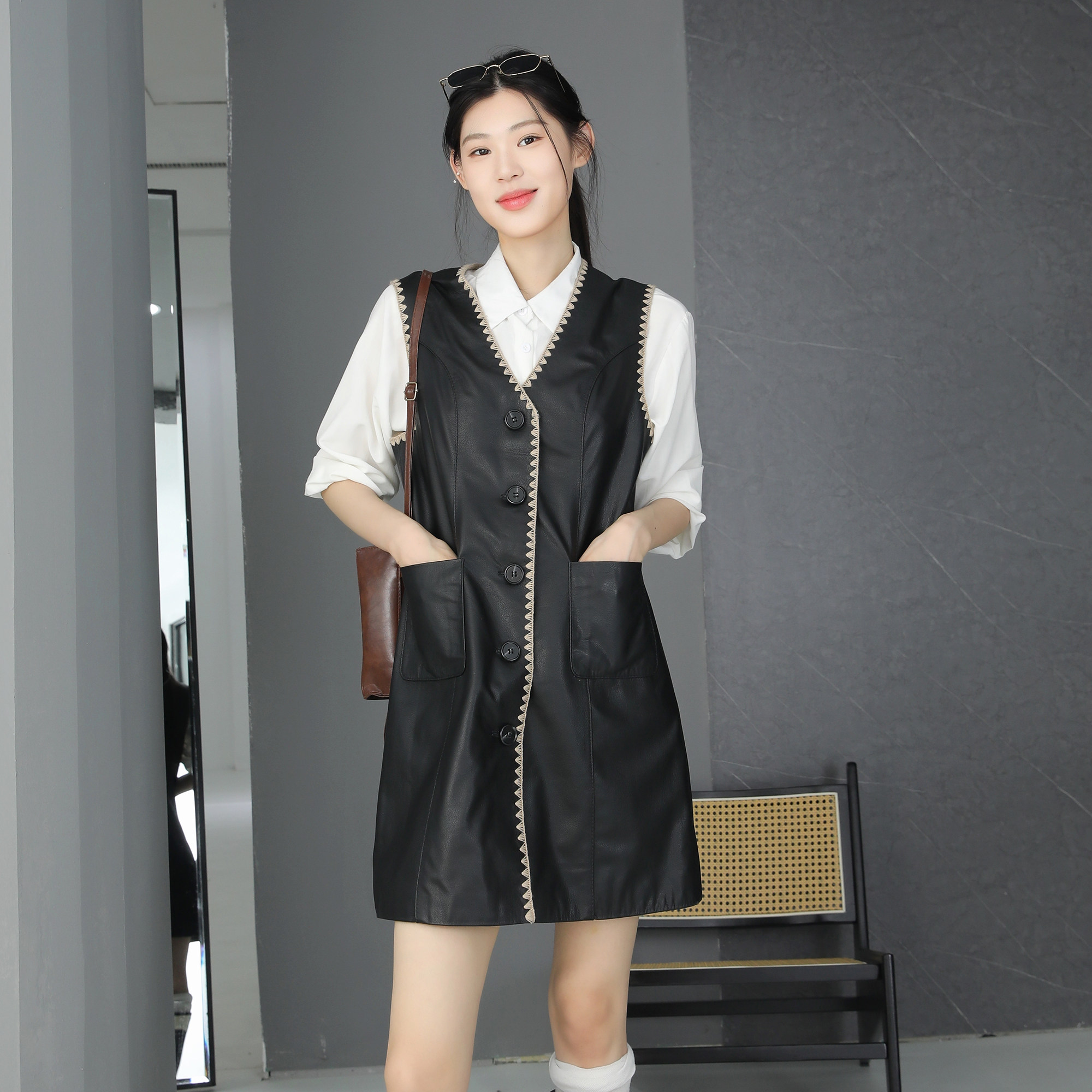 法式V领真皮荔枝纹中长马甲女