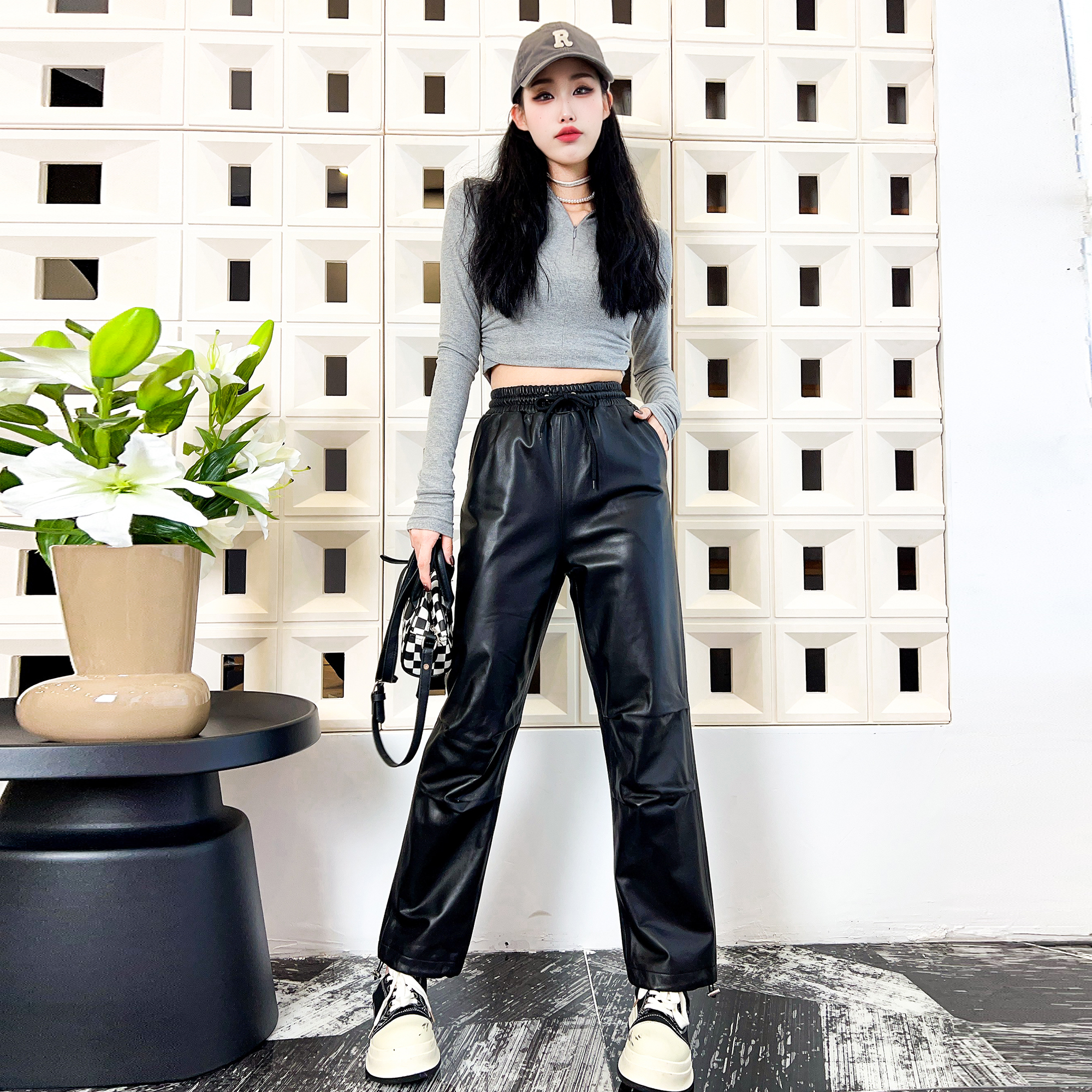 直筒裤女款2024秋季新款绵羊皮黑色皮裤松紧腰长裤真皮长腿休闲裤
