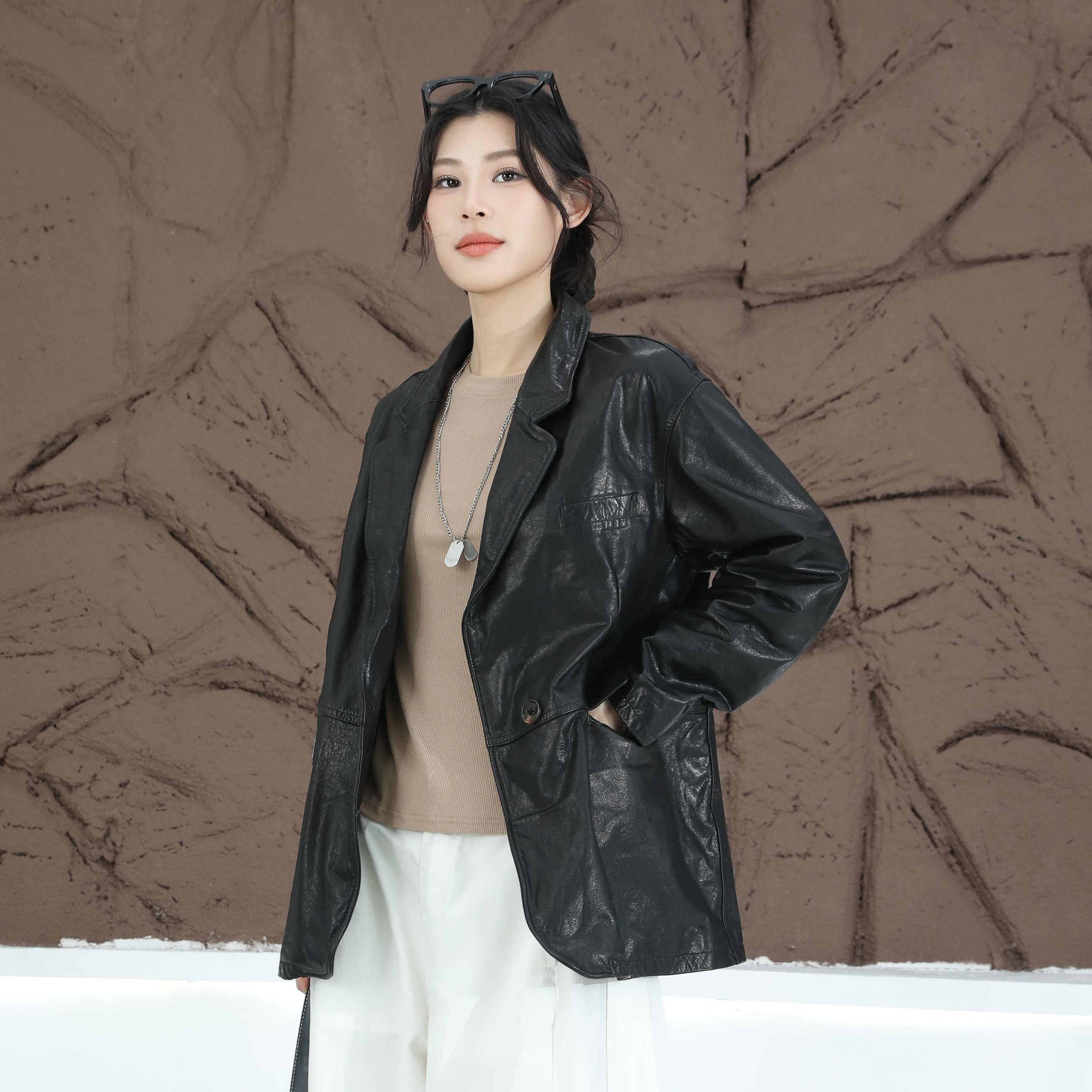 黑色真皮西装领中长款皮衣女